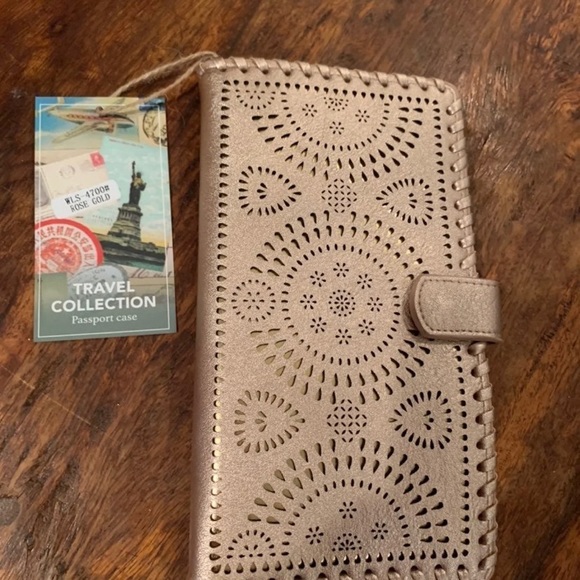 Rose Gold or Metallic Gold wallet organizer/clutch - Picture 4 of 6